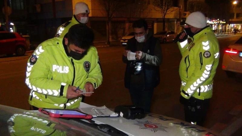 Süresi geçen yurt dışı ehliyetiyle araba kullanırken polislere yakalandı
