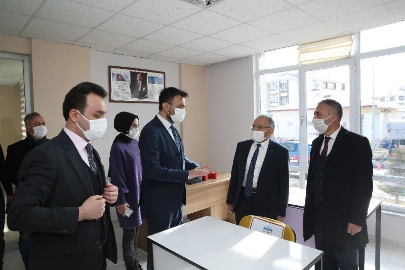 Başkan Büyükkılıç, sıfır vakaya düşen Sarız’da kütüphane açtı, muhtarlara seslendi
