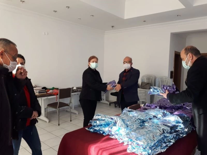 İhtiyaç sahibi çocuklara örgü ördüler
