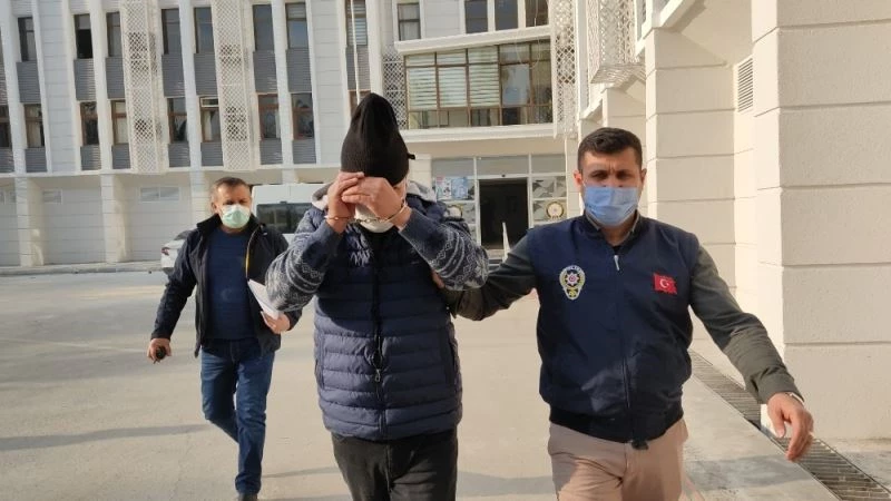 Çaldığı cep telefonunu parkta uyurken çaldırdı
