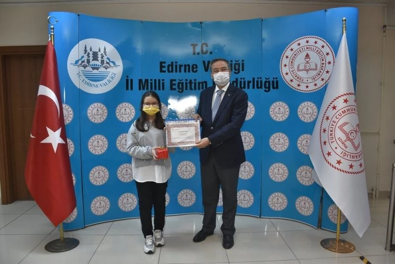 ‘Peygamberimiz ve çocuk’ temalı şiir yarışmasında dereceye giren öğrenciler ödüllerini aldılar
