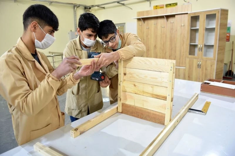 (Özel) Hurda ahşap atıklar, öğrencilerin elleriyle mobilyaya dönüşüyor
