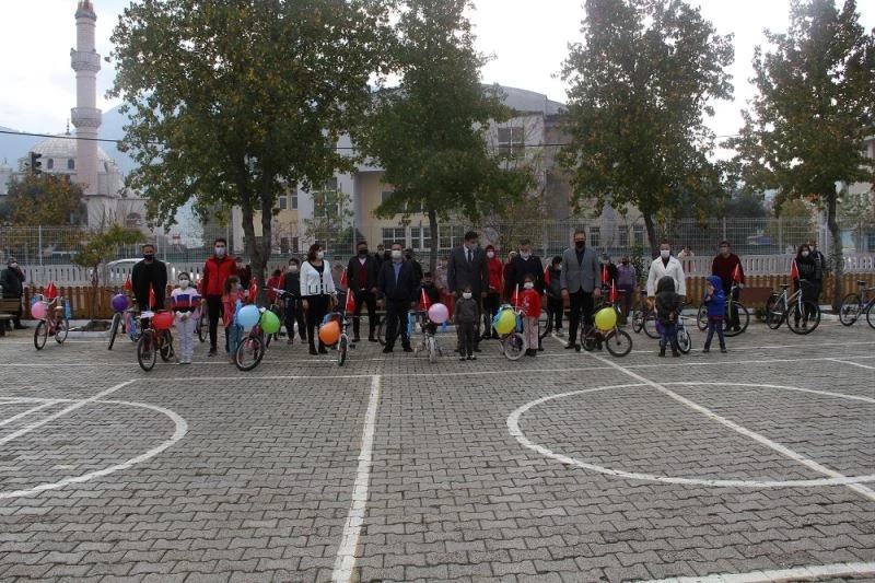 Muhtar, hayırseverlerden topladığı bisikletleri çocuklara dağıtıyor
