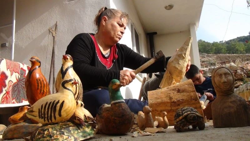 Antalyalı kadının küçük yaşlarda keşfettiği yetenekleri gelir kapısı oldu
