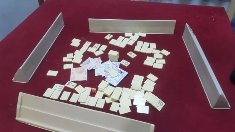 Mühürlenen kahvehanenin duvarını delip kumar oynadılar
