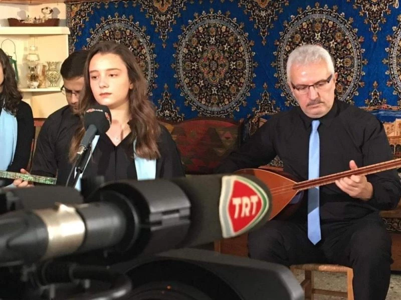 Bozüyüklü genç sanatçılar TRT Türkü Radyosu’na konuk oldular
