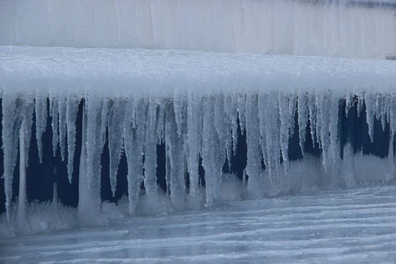 Eksi 20’ye düşen hava sıcaklığı buz tutturdu

