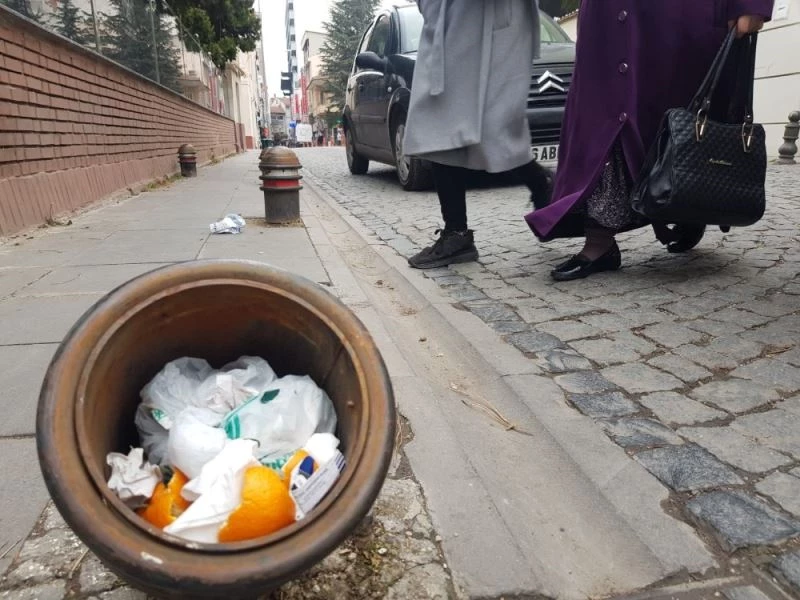 Sorumsuzluğun böylesi, trafik dubasını çöp kovasına çevirdiler
