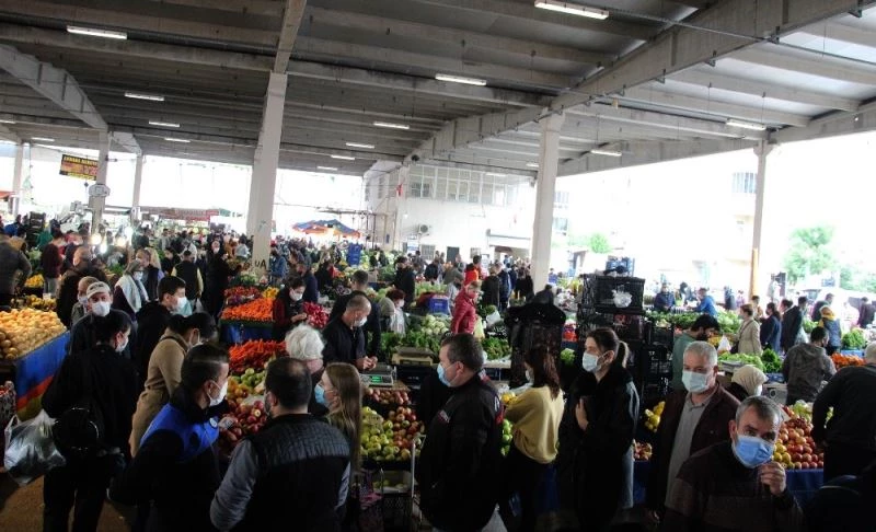 Kısıtlama öncesi semt pazarlarına akın ettiler
