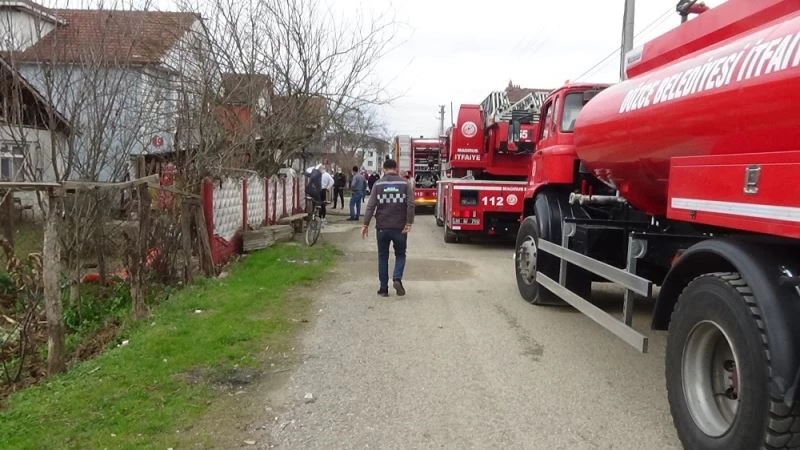 Park halinde araç motor kısmından yandı
