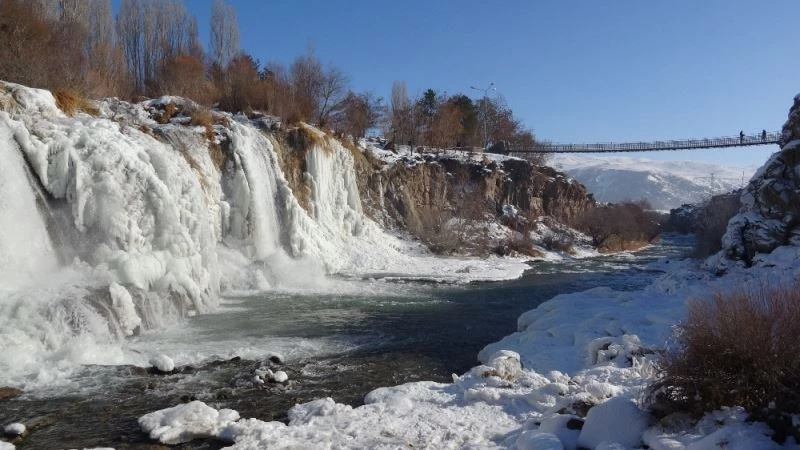 Buzdan gelinliğini giyen Muradiye Şelalesi büyülüyor
