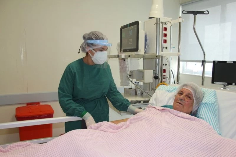 Hastanın ’Evladın olsa böyle bakmaz’ dediği yoğun bakım hemşiresi yaşadıklarını anlattı
