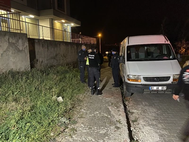 Uygulamadan kaçtı, gazetecileri görünce maskeyi yüzüne kapattı
