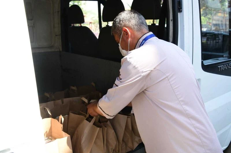 Mamak Belediyesi’nden karantinadaki vatandaşlara sıcak yemek hizmeti
