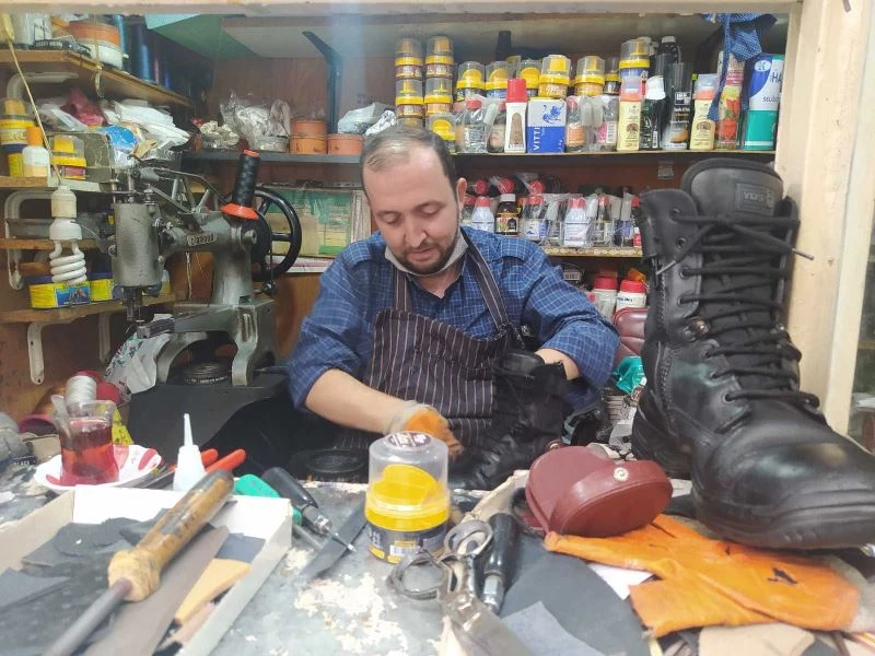 Havaların soğuması ve yağmurların yağması ile ayakkabı tamircilerinin işleri açıldı