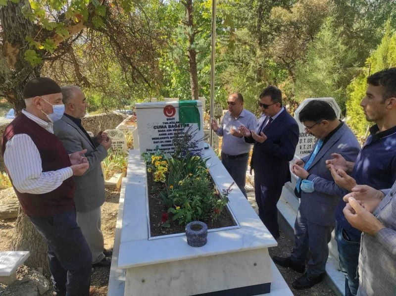 Batman’daki kurum müdürleri İdlip şehidi Cuma Bağatur’un ailesiyse bir araya geldi
