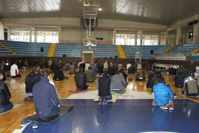 Cuma Namazı için spor salonlarına akın ettiler
