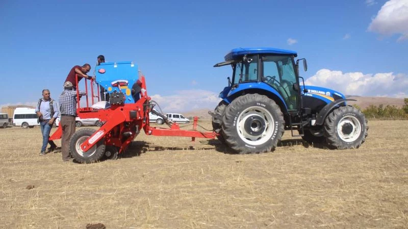 Van’da anıza direkt ekim makinesi ile ekimler başladı
