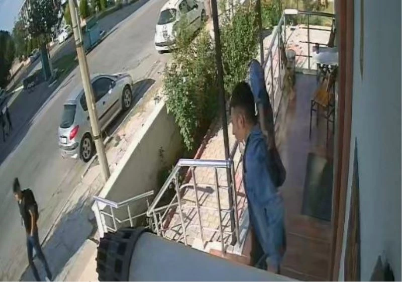 Fırlattığı bıçak isabet etmeyince, koşup yakalayarak sırtına sapladı
