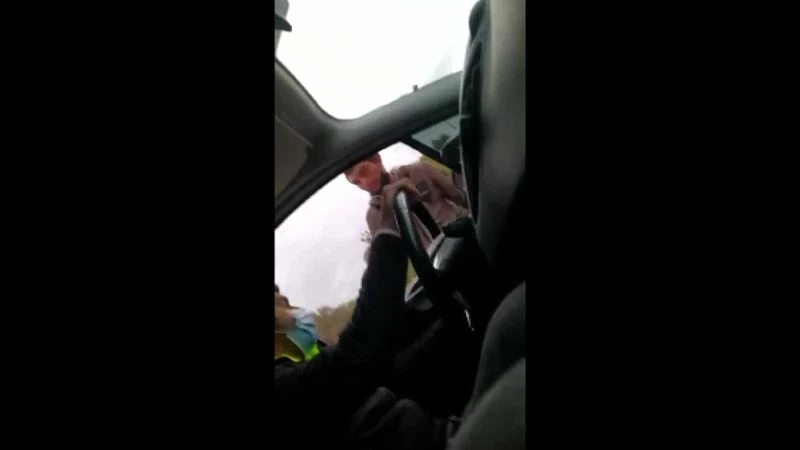 Kadıköy’de değnekçi polisle pazarlık yapınca yakayı ele verdi
