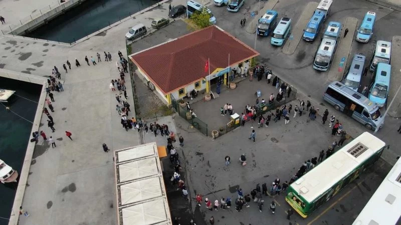 Kadıköy’de, üniversitelilerin indirimli İETT kart çilesi havadan görüntülendi
