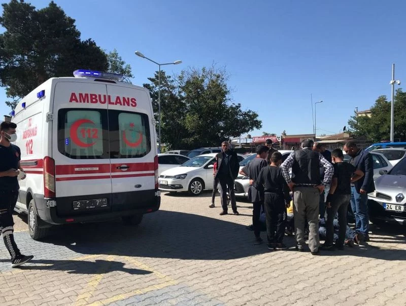 (Özel) Boşanma davası için geldiği adliyenin bahçesinde harakiri yaptı
