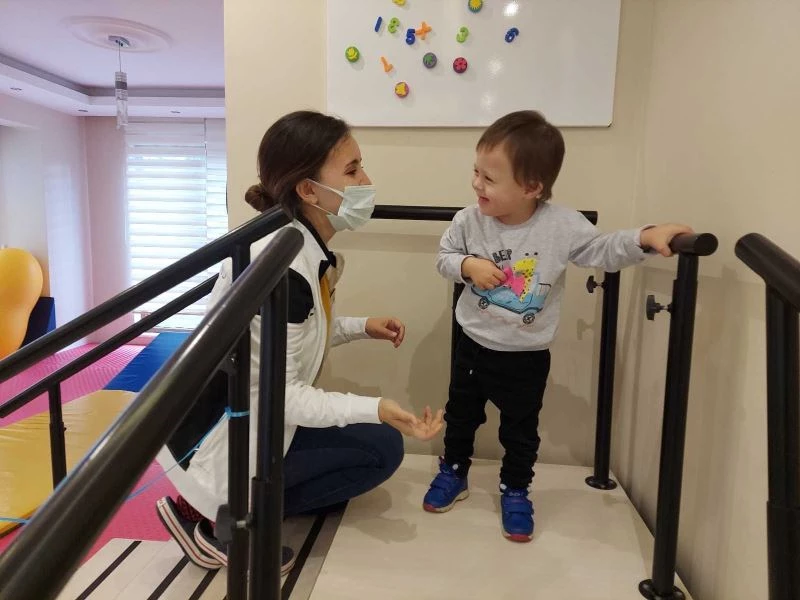 Yürüyemiyordu, ilk adımlarını attı herkesi ağlattı
