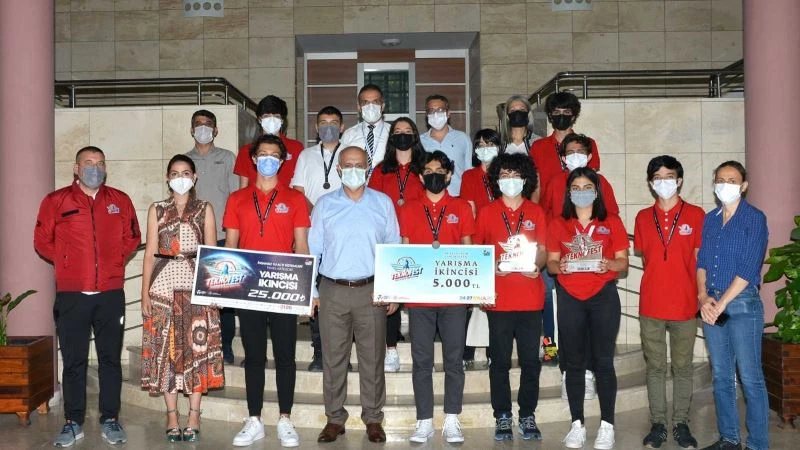 TEKNOFEST ikincisi gençler, başarılarını Rektör Çamsarı ile kutladı
