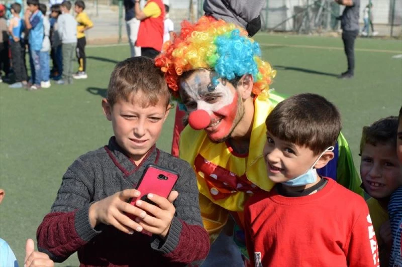 Savaş mağduru çocukların yüzü, Dünya Çocuk Günü etkinliğiyle güldü