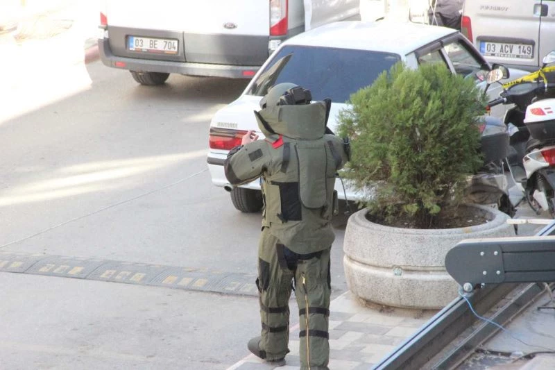 Kaldırımda bulunan şüpheli valiz fünye ile patlatıldı
