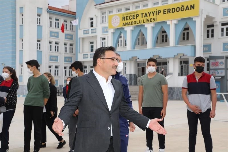 Vali Çiçek öğrenci ve velilerin taleplerini haklı bulup, gerekli talimatları verdi
