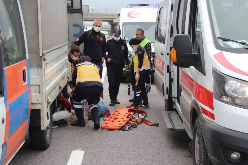 TEM’de çalışan Karayolları işçisine çarpıp kaçtı
