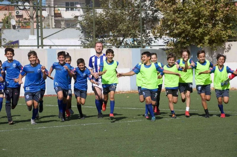 Genç vekil formayı giydi, çocuklarla idmana çıktı
