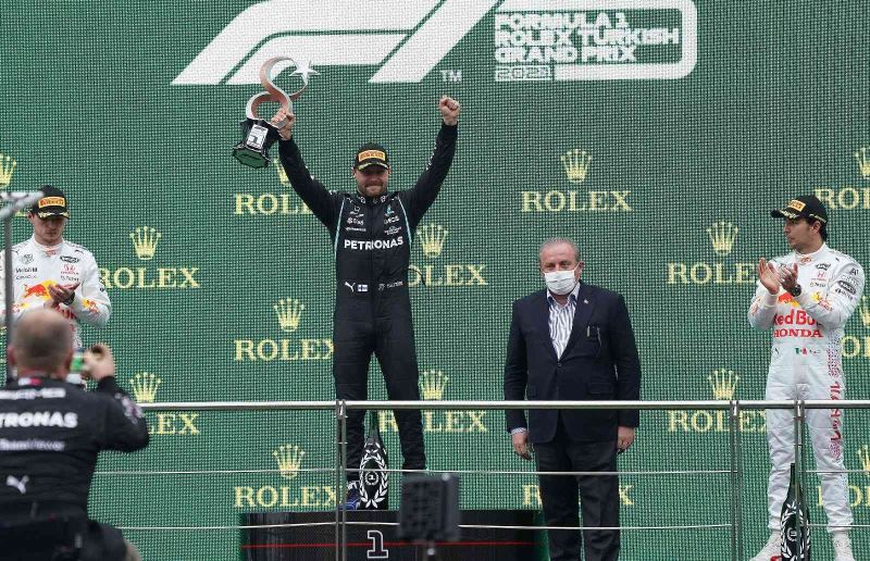 F1’de pilotlar kupalarını aldı
