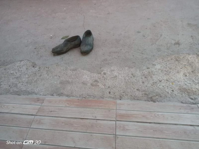 (Özel) Market kirlenmesin diye çamurlu ayakkabılarını çıkarıp çoraplarıyla içeri girdi
