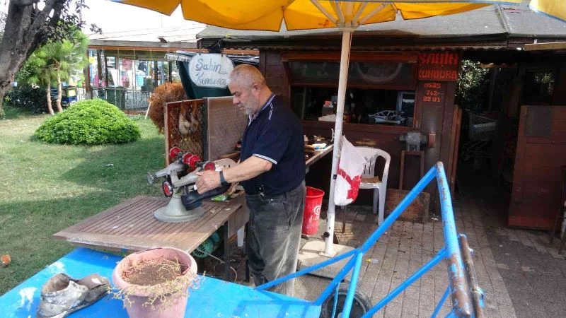 (Özel) 4 metrekare atölyede 33 yıldır Büyükadalıların ayakkabılarını tamir ediyor
