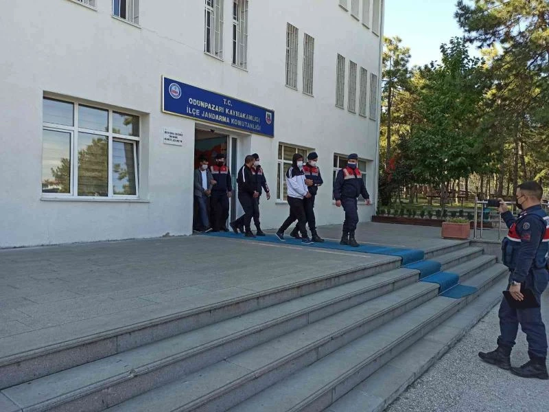 Uyanık bekçi hırsızları yakalattı
