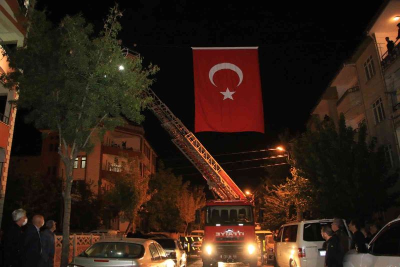 Elazığlı şehidin baba ocağına Türk bayrağı asıldı
