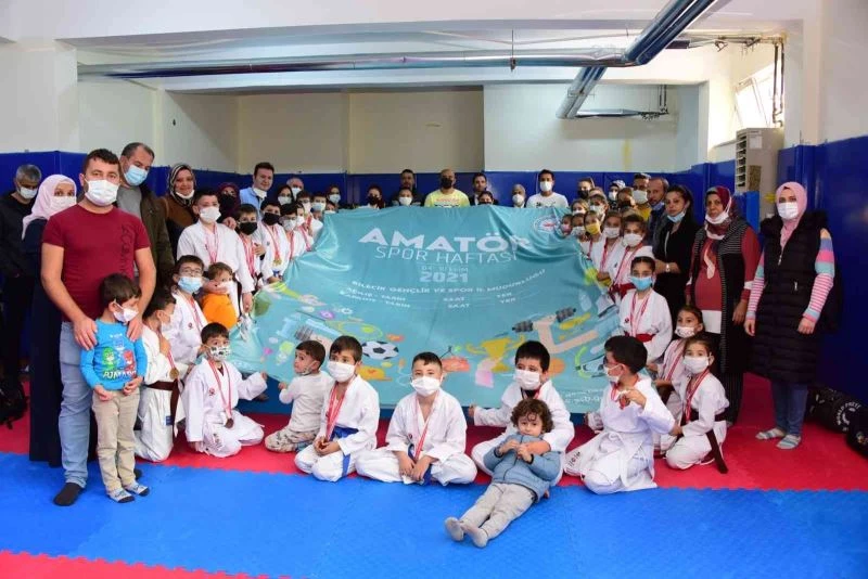 Karate turnuvası şampiyonları madalyalarını aldı

