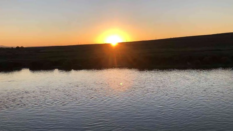 Kars’ta, gökyüzü kızıla büründü
