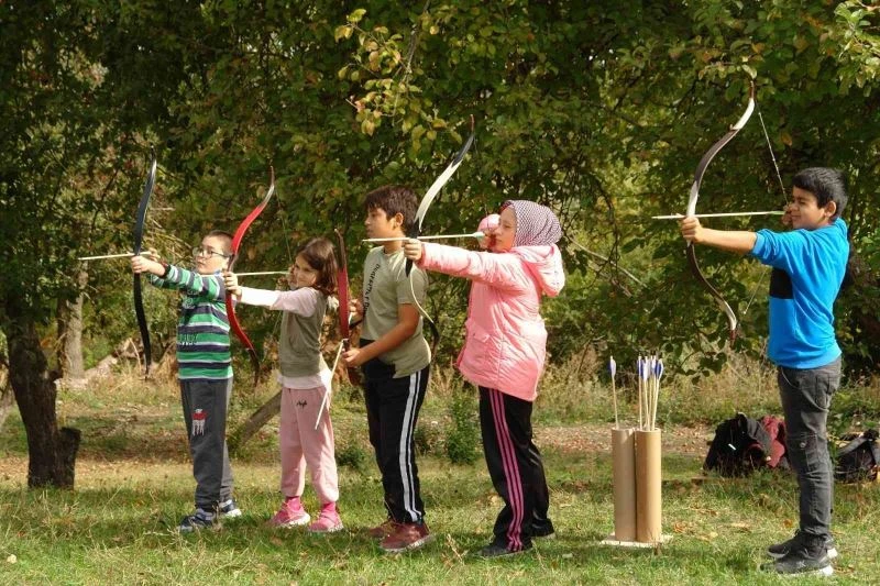  Çocuklar çömlek yaptı, okçuluk ve dart sporu ile tanışarak doğadaki ağaç ve bitkileri tanıdı
