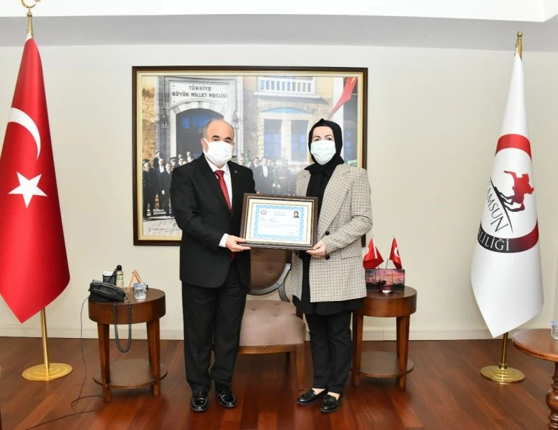 2 bin kişiyi aşıya ikna eden tıbbi sekretere başarı belgesi
