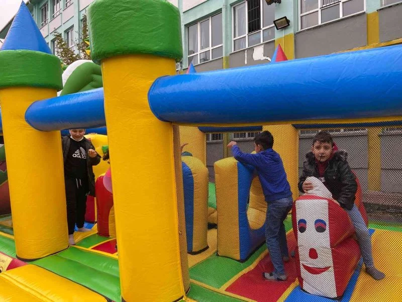 Beyoğlu’nda okul bahçeleri hafta sonları da cıvıl cıvıl
