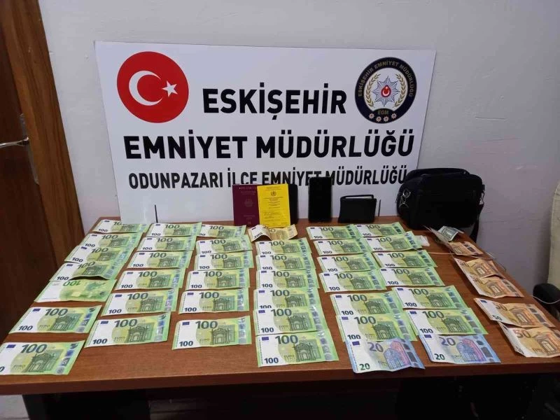 Yolda bulduğu yüklü miktardaki dövizi polise teslim etti
