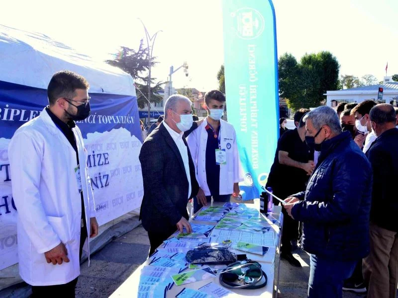 Vali Akın, aşı standını gezdi
