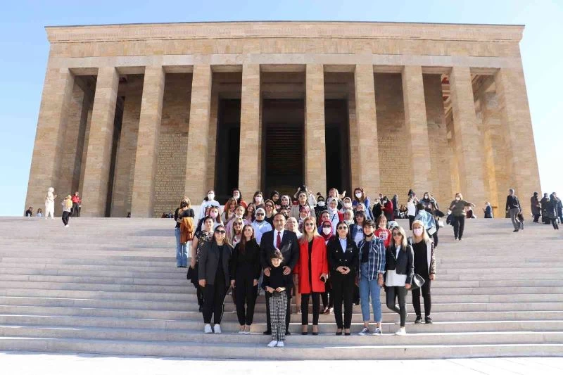 Başkan Yılmaz, Mersin’den 350 kadın ile birlikte Ata’nın huzuruna çıktı
