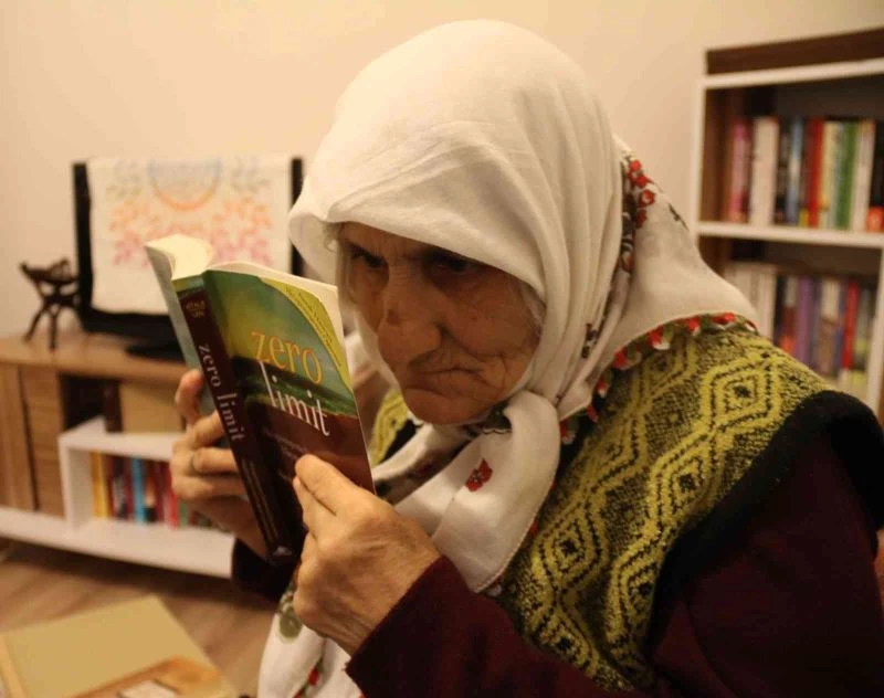  Yüzde 99 görme engeline rağmen her gün en az bir kitap okuyor
