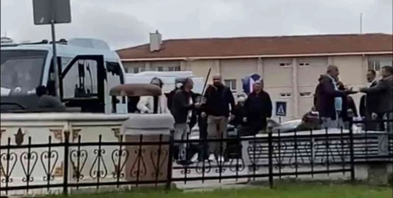  Ümraniye’de dolmuş şoförleri arasında kürek saplı kavga
