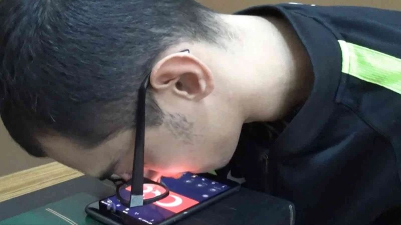 Ellerini kullanamıyor, her şeyi burnu ve ağzıyla yapıyor hem de iki üniversite okuyor
