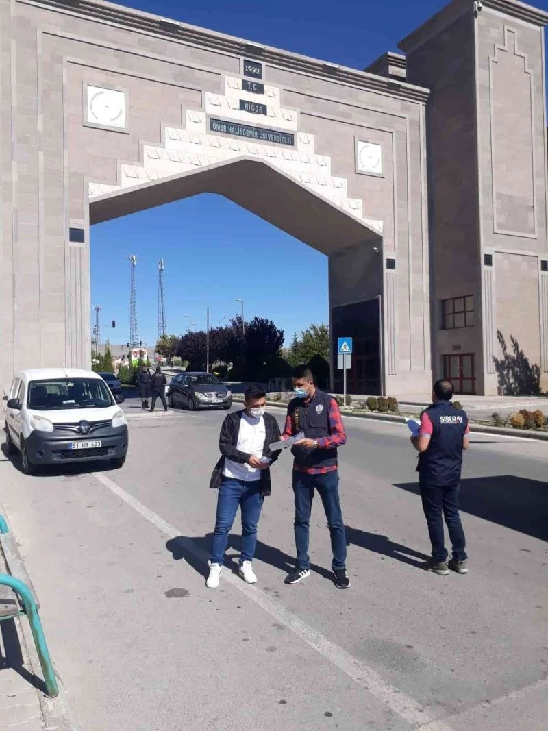 Üniversite öğrencilerine Siber Suçlar ile ilgili broşür dağıtıldı
